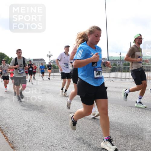 29.06.2025 - hella hamburg halbmarathon Lena Gebhardt http://msf.ph/oto/8422509 29.06.2025 10:18:46 Lombardsbrücke 1845, 18336, 7214, 5916, 14247, 1234, 1349, 1521, 1820, 2096, 2335, 2703, 2781, 2821, 3026, 3105, 3118, 3202, 3529, 3591, 3592, 3631, 4123, 4383, 4710, 4718, 4802, 4845, 5049, 5264, 5266, 5323, 5834, 5909, 5910, 6194, 6332, 6413, 6533, 6736, 7051, 7121, 7160, 7214, 7252, 7454, 8341, 8665, 8780, 9222, 9270, 9272, 9276, 9505, 9549, 9586, 9658, 9748, 9756, 9757, 9834, 10037, 10172, 10467, 10502, 10659, 10687, 10816, 12541, 12548, 12552, 12703, 13341 meine-sportfotos.de