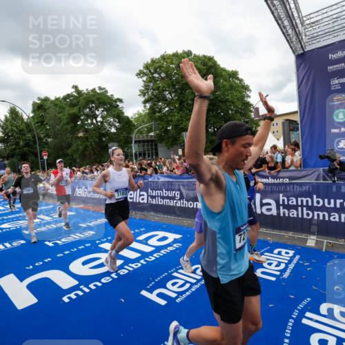 29.06.2025 - hella hamburg halbmarathon Zöllner http://msf.ph/oto/8422529 29.06.2025 10:54:23 Ziel 1267, 1442, 3103, 3177, 3861, 4635, 6082, 6084, 6511, 6512, 7274, 8223, 8772, 11430, 12362, 13033, 13289, 13803, 15946, 16527, 16574, 16750, 16879, 17087, 17698, 18268 meine-sportfotos.de