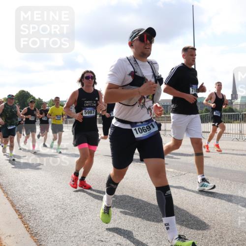 29.06.2025 - hella hamburg halbmarathon Lena Gebhardt http://msf.ph/oto/8422540 29.06.2025 09:51:58 Lombardsbrücke 14600, 10978, 5047, 5987, 10691, 718, 3697, 14228, 1057, 1312, 1353, 1520, 1569, 1570, 1604, 1631, 1763, 1903, 2653, 2880, 3437, 3697, 4297, 4634, 4843, 4865, 4991, 5014, 5047, 5129, 5231, 5336, 5375, 5410, 5690, 5987, 6373, 6490, 6700, 6705, 6711, 6770, 7092, 7105, 7185, 7363, 7710, 8074, 8346, 8359, 8564, 8871, 8900, 9114, 9358, 9364, 9547, 9659, 10319, 10375, 10480, 10669, 10691, 10934, 10978, 11021, 11417, 11714, 11821, 12438, 12623, 12711 meine-sportfotos.de