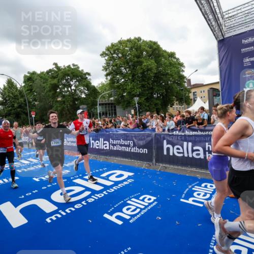 29.06.2025 - hella hamburg halbmarathon Zöllner http://msf.ph/oto/8422551 29.06.2025 10:54:24 Ziel 1267, 1442, 3103, 3426, 3861, 4635, 6511, 6512, 7274, 8223, 8772, 11430, 12362, 13289, 13803, 15946, 16327, 16527, 16574, 16750, 16879, 17087, 17698, 18268 meine-sportfotos.de