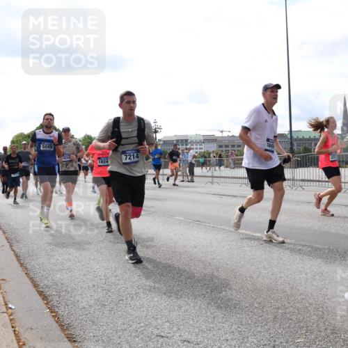 29.06.2025 - hella hamburg halbmarathon Lena Gebhardt http://msf.ph/oto/8422554 29.06.2025 10:18:47 Lombardsbrücke 5049, 18330, 1824, 7214, 1845, 1476, 1234, 1349, 1521, 1820, 2096, 2335, 2703, 2781, 2802, 2821, 3026, 3105, 3118, 3202, 3529, 3591, 3592, 3631, 4123, 4383, 4718, 4802, 4845, 5049, 5264, 5266, 5323, 5834, 5909, 5910, 6194, 6249, 6332, 6413, 6533, 6736, 7051, 7121, 7160, 7214, 7252, 7454, 8341, 8665, 8780, 9222, 9270, 9272, 9276, 9505, 9549, 9586, 9658, 9748, 9756, 9757, 9834, 10037, 10172, 10467, 10502, 10659, 10687, 10816, 12541, 12548, 12552, 12703, 13341 meine-sportfotos.de