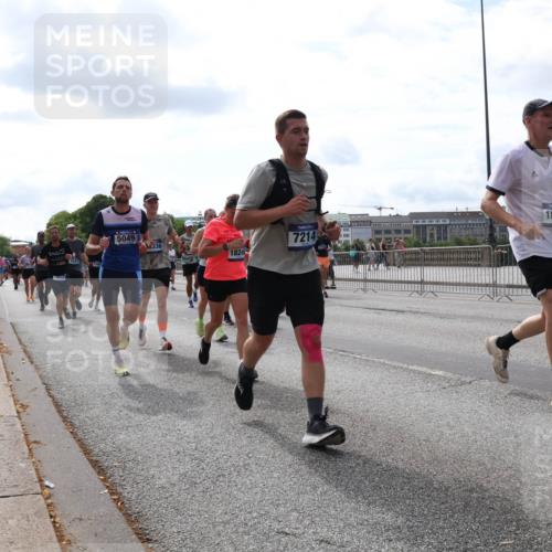 29.06.2025 - hella hamburg halbmarathon Lena Gebhardt http://msf.ph/oto/8422589 29.06.2025 10:18:47 Lombardsbrücke 5049, 18246, 7214, 18456, 2821, 1234, 1349, 1521, 1820, 2096, 2335, 2703, 2781, 2802, 2821, 3026, 3105, 3118, 3202, 3529, 3591, 3592, 3631, 4123, 4383, 4718, 4802, 4845, 5049, 5264, 5266, 5323, 5834, 5909, 5910, 6194, 6249, 6332, 6413, 6533, 6736, 7051, 7121, 7160, 7214, 7252, 7454, 8341, 8665, 8780, 9222, 9270, 9272, 9276, 9505, 9549, 9586, 9658, 9748, 9756, 9757, 9834, 10037, 10172, 10467, 10502, 10659, 10687, 10816, 12541, 12548, 12552, 12703, 13341 meine-sportfotos.de