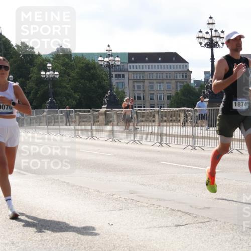 29.06.2025 - hella hamburg halbmarathon Lena Gebhardt http://msf.ph/oto/8422604 29.06.2025 09:42:43 Lombardsbrücke 19076, 18740, 2618, 5612, 7331, 7855, 9269, 10468, 11078, 11228, 12360, 12529, 12992, 13346, 13872, 13913, 14113, 14753, 14836, 15253, 16615, 17614, 18569, 18740, 19041, 19042, 19050, 19076, 19078 meine-sportfotos.de