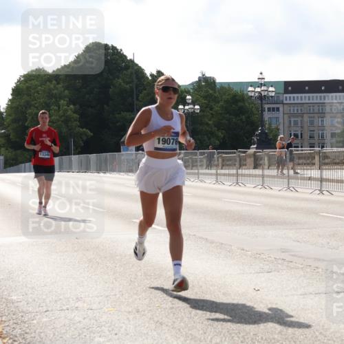 29.06.2025 - hella hamburg halbmarathon Lena Gebhardt http://msf.ph/oto/8422615 29.06.2025 09:42:43 Lombardsbrücke 13346, 19076, 2618, 5612, 7331, 7855, 9269, 10468, 11078, 11228, 12360, 12529, 12992, 13346, 13872, 13913, 14113, 14753, 14836, 15253, 16615, 17614, 18569, 18740, 19041, 19042, 19050, 19076, 19078 meine-sportfotos.de