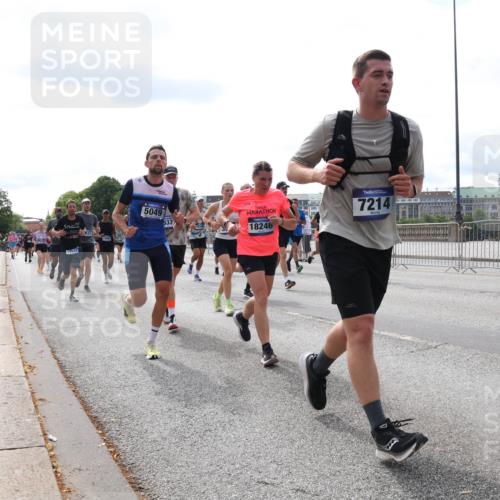 29.06.2025 - hella hamburg halbmarathon Lena Gebhardt http://msf.ph/oto/8422621 29.06.2025 10:18:47 Lombardsbrücke 5, 14532, 5049, 833, 18246, 7214, 1234, 1349, 1521, 1820, 2096, 2335, 2703, 2781, 2802, 2821, 3026, 3105, 3118, 3202, 3529, 3591, 3592, 3631, 4123, 4383, 4718, 4802, 4845, 5049, 5264, 5266, 5323, 5834, 5909, 5910, 6194, 6249, 6332, 6413, 6533, 6736, 7051, 7121, 7160, 7214, 7252, 7454, 8341, 8665, 8780, 9222, 9270, 9272, 9276, 9505, 9549, 9586, 9658, 9748, 9756, 9757, 9834, 10037, 10172, 10467, 10502, 10659, 10687, 10816, 12541, 12548, 12552, 12703, 13341 meine-sportfotos.de