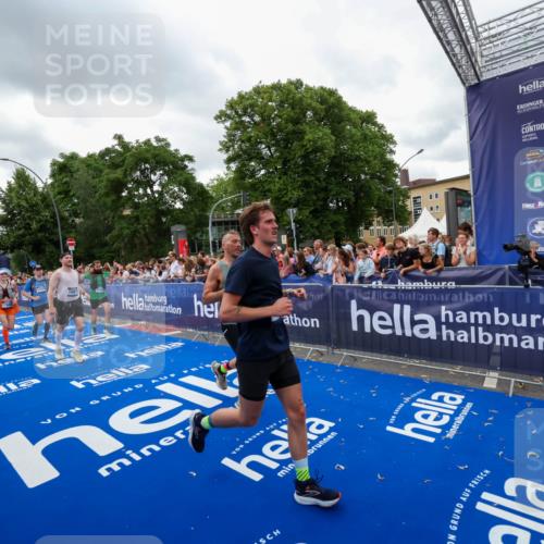 29.06.2025 - hella hamburg halbmarathon Zöllner http://msf.ph/oto/8422625 29.06.2025 10:54:26 Ziel 1267, 1442, 3426, 4635, 6511, 6512, 7129, 8772, 11009, 11430, 12321, 12362, 13289, 13803, 15946, 16327, 16574, 16750, 16879, 17698, 18268, 19067 meine-sportfotos.de