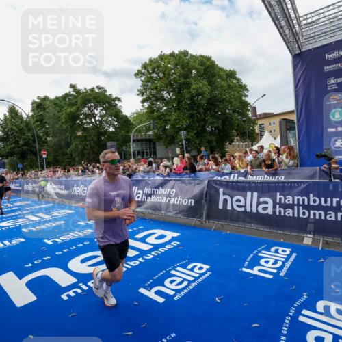 29.06.2025 - hella hamburg halbmarathon Zöllner http://msf.ph/oto/8422626 29.06.2025 10:32:39 Ziel 1707, 1990, 11877, 13199, 14293, 14908, 16619, 18135, 18562, 18563 meine-sportfotos.de