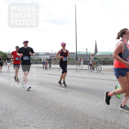 29.06.2025 - hella hamburg halbmarathon Lena Gebhardt http://msf.ph/oto/8422642 29.06.2025 10:43:02 Lombardsbrücke 15168, 2450, 4105, 16279, 1149, 1467, 1656, 1788, 1816, 1964, 1994, 2103, 2158, 2267, 2361, 2401, 2450, 2509, 2940, 2941, 2971, 3074, 3283, 3329, 3378, 3518, 3638, 3764, 3874, 4056, 4092, 4105, 4177, 4302, 4334, 4385, 4680, 4778, 5067, 5268, 5417, 5610, 5720, 5755, 5967, 6120, 6764, 7043, 7461, 7513, 7872, 8161, 8184, 8435, 8529, 8795, 8991, 9072, 9304, 9378, 9644, 9976, 10008, 10180, 10454, 10697, 11142, 11710, 12151, 12441, 13049, 13241 meine-sportfotos.de