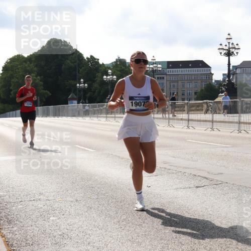 29.06.2025 - hella hamburg halbmarathon Lena Gebhardt http://msf.ph/oto/8422645 29.06.2025 09:42:43 Lombardsbrücke 13346, 1907, 2618, 5612, 7331, 7855, 9269, 10468, 11078, 11228, 12360, 12529, 12992, 13346, 13872, 13913, 14113, 14753, 14836, 15253, 16615, 17614, 18569, 18740, 19041, 19042, 19050, 19076, 19078 meine-sportfotos.de