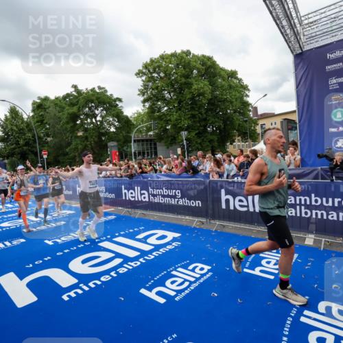29.06.2025 - hella hamburg halbmarathon Zöllner http://msf.ph/oto/8422647 29.06.2025 10:54:27 Ziel 1267, 1442, 3426, 4635, 4868, 6511, 6512, 7129, 8772, 11009, 12321, 12362, 13289, 15946, 16327, 16574, 16750, 16879, 17698, 18268, 19067 meine-sportfotos.de