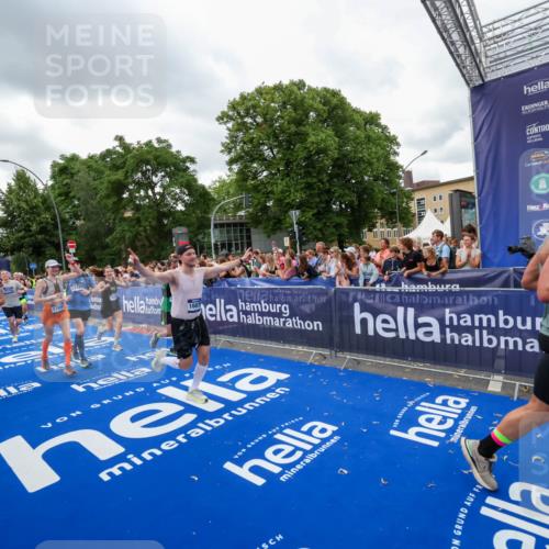 29.06.2025 - hella hamburg halbmarathon Zöllner http://msf.ph/oto/8422656 29.06.2025 10:54:27 Ziel 1267, 1442, 3426, 4635, 4868, 6511, 6512, 7129, 8772, 11009, 12321, 12362, 13289, 15946, 16327, 16574, 16750, 16879, 17698, 18268, 19067 meine-sportfotos.de