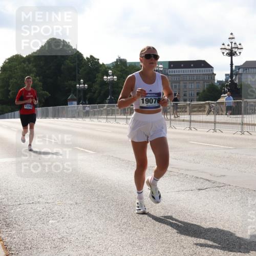 29.06.2025 - hella hamburg halbmarathon Lena Gebhardt http://msf.ph/oto/8422659 29.06.2025 09:42:44 Lombardsbrücke 13346, 19076, 2618, 5612, 7331, 7855, 9269, 10468, 11078, 11228, 12360, 12529, 12992, 13346, 13872, 13913, 14113, 14753, 14836, 15253, 16615, 17614, 18569, 18740, 19041, 19042, 19050, 19076, 19078 meine-sportfotos.de