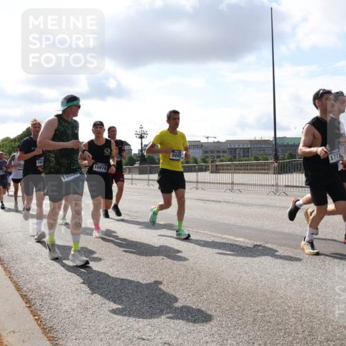 29.06.2025 - hella hamburg halbmarathon Lena Gebhardt http://msf.ph/oto/8422665 29.06.2025 09:51:59 Lombardsbrücke 14600, 10978, 1057, 1312, 1353, 1520, 1569, 1570, 1604, 1631, 1763, 1903, 2653, 2880, 3305, 3437, 3697, 4297, 4634, 4843, 4865, 4991, 5014, 5047, 5129, 5231, 5336, 5375, 5410, 5690, 5987, 6373, 6490, 6700, 6705, 6711, 6770, 7092, 7105, 7185, 7363, 7710, 8074, 8346, 8359, 8564, 8871, 8900, 9114, 9358, 9364, 9547, 9659, 10319, 10375, 10480, 10669, 10691, 10934, 10978, 11021, 11417, 11714, 11821, 12438, 12623, 12711 meine-sportfotos.de