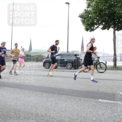 29.06.2025 - hella hamburg halbmarathon Lena Gebhardt http://msf.ph/oto/8422668 29.06.2025 10:52:52 Lombardsbrücke 14424, 1543, 1369, 1826, 2146, 2291, 2362, 2420, 2528, 2701, 2983, 2988, 3140, 3227, 3787, 4591, 4626, 4729, 5360, 6135, 6521, 6671, 7032, 7511, 7681, 7737, 7812, 8641, 9068, 9070, 9103, 9545, 10055, 10080, 10392, 10417, 10568, 10600, 10661, 10879, 10928, 10981, 11297, 11520, 11524, 11919, 12127, 12128, 12994, 13489, 13916, 13917, 14009, 14765, 14807, 14977, 14979, 16137 meine-sportfotos.de