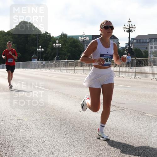 29.06.2025 - hella hamburg halbmarathon Lena Gebhardt http://msf.ph/oto/8422671 29.06.2025 09:42:44 Lombardsbrücke 13346, 9076, 2618, 5612, 7331, 7855, 9269, 10468, 11078, 11228, 12360, 12529, 12992, 13346, 13872, 13913, 14113, 14753, 14836, 15253, 16615, 17614, 18569, 18740, 19041, 19042, 19050, 19076, 19078 meine-sportfotos.de
