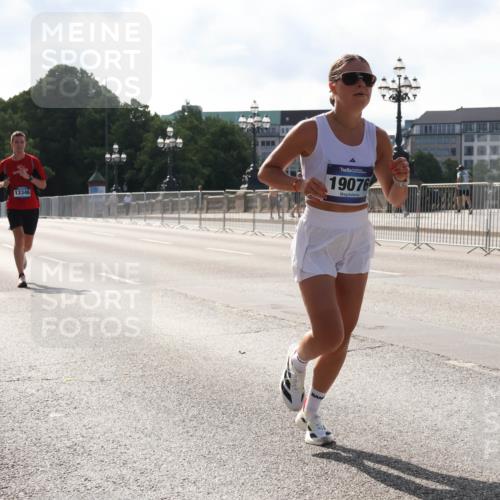 29.06.2025 - hella hamburg halbmarathon Lena Gebhardt http://msf.ph/oto/8422684 29.06.2025 09:42:44 Lombardsbrücke 13346, 19076, 2618, 5612, 7331, 7855, 9269, 10468, 11078, 11228, 12360, 12529, 12992, 13346, 13872, 13913, 14113, 14753, 14836, 15253, 16615, 17614, 18569, 18740, 19041, 19042, 19050, 19076, 19078 meine-sportfotos.de