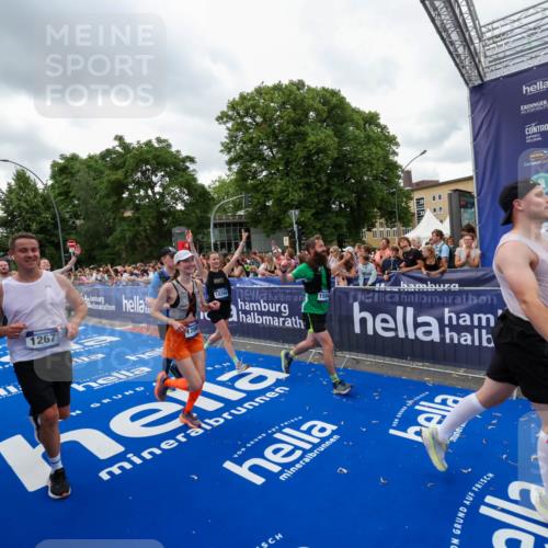 29.06.2025 - hella hamburg halbmarathon Zöllner http://msf.ph/oto/8422693 29.06.2025 10:54:28 Ziel 1267, 1442, 3426, 4635, 4868, 6511, 6512, 7129, 8772, 11009, 11797, 11799, 12321, 12362, 13289, 15946, 16327, 16879, 17698, 18268, 19067 meine-sportfotos.de