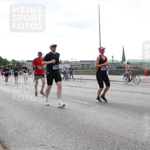 29.06.2025 - hella hamburg halbmarathon Lena Gebhardt http://msf.ph/oto/8422700 29.06.2025 10:43:02 Lombardsbrücke 15168, 11142, 2450, 4105, 16279, 1149, 1467, 1656, 1788, 1816, 1964, 1994, 2103, 2158, 2267, 2361, 2401, 2450, 2509, 2940, 2941, 2971, 3074, 3283, 3329, 3378, 3518, 3638, 3764, 3874, 4056, 4092, 4105, 4177, 4302, 4334, 4385, 4680, 4778, 5067, 5268, 5417, 5610, 5720, 5755, 5967, 6120, 6764, 7043, 7461, 7513, 7872, 8161, 8184, 8435, 8529, 8795, 8991, 9072, 9304, 9378, 9644, 9976, 10008, 10180, 10454, 10697, 11142, 11710, 12151, 12441, 13049, 13241 meine-sportfotos.de