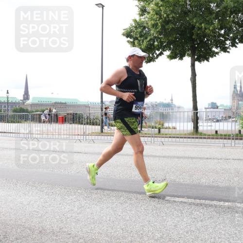 29.06.2025 - hella hamburg halbmarathon Lena Gebhardt http://msf.ph/oto/8422705 29.06.2025 10:27:59 Lombardsbrücke 9561, 1148, 2080, 3389, 5177, 5285, 5369, 5604, 5847, 6214, 6632, 7497, 7764, 7978, 8085, 8215, 9567, 9653, 9654, 9688, 10158, 10412, 10413, 11692, 11739, 12780, 12823, 12842, 13043, 13568, 13678, 13860, 14017, 14155, 14206, 15123, 15607, 15608, 16569, 16804, 16838, 17427, 17791, 18012, 18256, 18301, 18626 meine-sportfotos.de