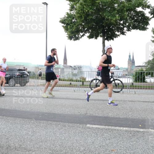 29.06.2025 - hella hamburg halbmarathon Lena Gebhardt http://msf.ph/oto/8422709 29.06.2025 10:52:52 Lombardsbrücke 1820, 1543, 1369, 1826, 2146, 2291, 2362, 2420, 2528, 2701, 2983, 2988, 3140, 3227, 3787, 4591, 4626, 4729, 5360, 6135, 6521, 6671, 7032, 7511, 7681, 7737, 7812, 8641, 9068, 9070, 9103, 9545, 10055, 10080, 10392, 10417, 10568, 10600, 10661, 10879, 10928, 10981, 11297, 11520, 11524, 11919, 12127, 12128, 12994, 13489, 13916, 13917, 14009, 14765, 14807, 14977, 14979, 16137 meine-sportfotos.de