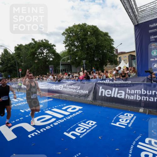 29.06.2025 - hella hamburg halbmarathon Zöllner http://msf.ph/oto/8422728 29.06.2025 10:32:42 Ziel 1707, 1990, 7965, 11877, 12987, 13961, 14293, 14908, 16619, 17117, 17151 meine-sportfotos.de