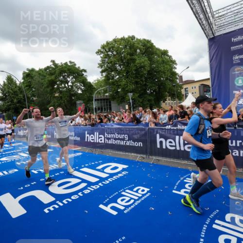 29.06.2025 - hella hamburg halbmarathon Zöllner http://msf.ph/oto/8422729 29.06.2025 10:54:29 Ziel 1267, 1442, 3426, 3794, 4635, 4868, 6511, 6512, 7129, 8772, 11009, 11797, 11799, 12321, 12362, 13289, 15146, 15946, 16327, 17698, 18268, 19067 meine-sportfotos.de