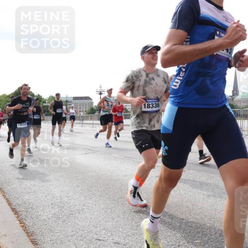 29.06.2025 - hella hamburg halbmarathon Lena Gebhardt http://msf.ph/oto/8422736 29.06.2025 10:18:49 Lombardsbrücke 14532, 15881, 1234, 18336, 1234, 1349, 1521, 1820, 2096, 2703, 2781, 2802, 2821, 3026, 3105, 3118, 3202, 3529, 3591, 3592, 3631, 4123, 4383, 4718, 4802, 4845, 5049, 5264, 5266, 5323, 5834, 5909, 5910, 6194, 6249, 6332, 6413, 6533, 6736, 7051, 7121, 7160, 7214, 7252, 7454, 8341, 8665, 8780, 9222, 9270, 9272, 9276, 9505, 9549, 9586, 9658, 9748, 9756, 9757, 10037, 10172, 10467, 10502, 10659, 10687, 10816, 12541, 12548, 12552, 12703, 13341 meine-sportfotos.de