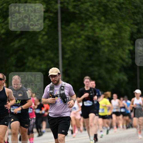 29.06.2025 - hella hamburg halbmarathon Dr. Thomas Lammeyer http://msf.ph/oto/8422739 29.06.2025 10:48:21 Kennedybrücke 1400, 1459, 2258, 2343, 2674, 2733, 3597, 4636, 4866, 5001, 5192, 5201, 5214, 5649, 5902, 5905, 6096, 6226, 6334, 6931, 7197, 8058, 8504, 8591, 9704, 9879, 10006, 10097, 10220, 10285, 10553, 11093, 11279 meine-sportfotos.de