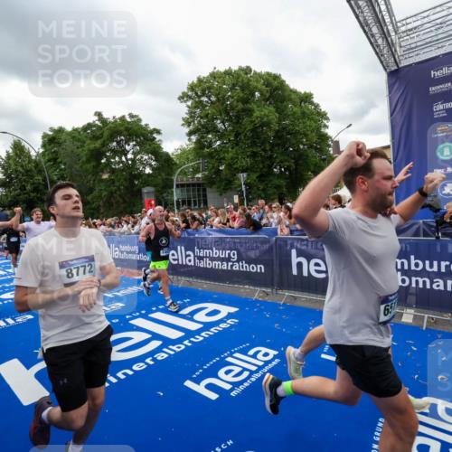 29.06.2025 - hella hamburg halbmarathon Zöllner http://msf.ph/oto/8422748 29.06.2025 10:54:30 Ziel 1442, 3426, 3794, 4635, 4868, 6511, 6512, 7129, 8772, 11009, 11797, 11799, 12321, 12362, 15146, 16327, 19067 meine-sportfotos.de