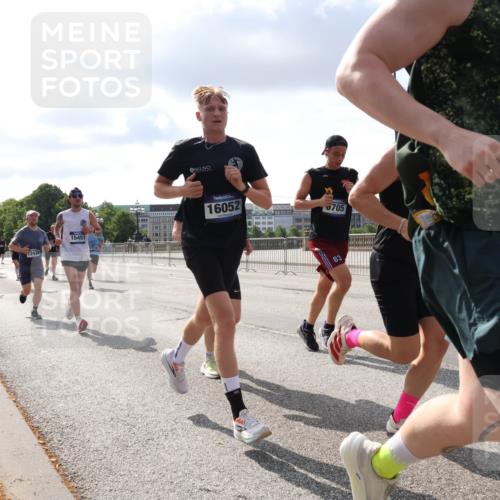 29.06.2025 - hella hamburg halbmarathon Lena Gebhardt http://msf.ph/oto/8422756 29.06.2025 09:52:01 Lombardsbrücke 12438, 15451, 16052, 83, 705, 1057, 1312, 1353, 1520, 1569, 1570, 1604, 1631, 1763, 1903, 2653, 2880, 3305, 3437, 3697, 4634, 4843, 4865, 4991, 5014, 5047, 5129, 5231, 5336, 5410, 5690, 5987, 6373, 6490, 6700, 6705, 6711, 6770, 7092, 7105, 7185, 7363, 7710, 8074, 8346, 8359, 8564, 8871, 8900, 9114, 9358, 9364, 9444, 9547, 9659, 10319, 10375, 10480, 10493, 10669, 10691, 10934, 10978, 11021, 11417, 11714, 11821, 12438, 12623, 12711, 13728 meine-sportfotos.de