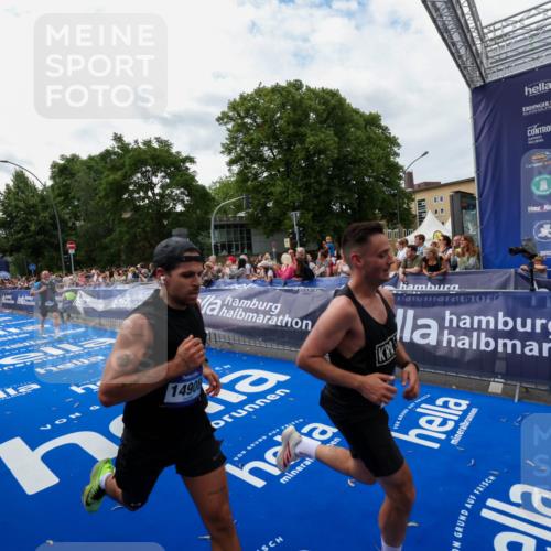 29.06.2025 - hella hamburg halbmarathon Zöllner http://msf.ph/oto/8422757 29.06.2025 10:32:43 Ziel 1990, 7965, 8062, 12987, 13961, 14293, 14908, 16619, 17117, 17151 meine-sportfotos.de
