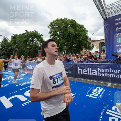 29.06.2025 - hella hamburg halbmarathon Zöllner http://msf.ph/oto/8422758 29.06.2025 10:54:30 Ziel 1442, 3426, 3794, 4635, 4868, 6511, 6512, 7129, 8772, 11009, 11797, 11799, 12321, 12362, 15146, 16327, 19067 meine-sportfotos.de