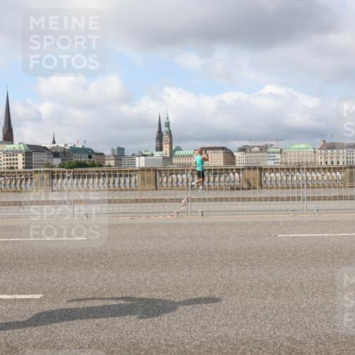 29.06.2025 - hella hamburg halbmarathon Lena Gebhardt http://msf.ph/oto/8422762 29.06.2025 08:57:52 Lombardsbrücke  meine-sportfotos.de