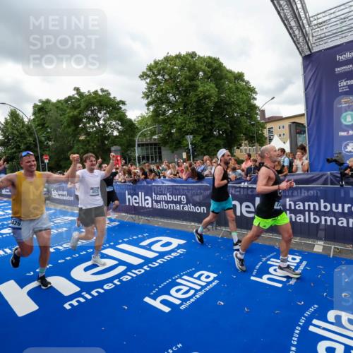 29.06.2025 - hella hamburg halbmarathon Zöllner http://msf.ph/oto/8422776 29.06.2025 10:54:31 Ziel 1442, 3426, 3794, 4635, 4868, 6511, 7129, 8772, 8798, 11009, 11797, 11799, 12321, 12362, 12607, 15146, 16327, 19067 meine-sportfotos.de