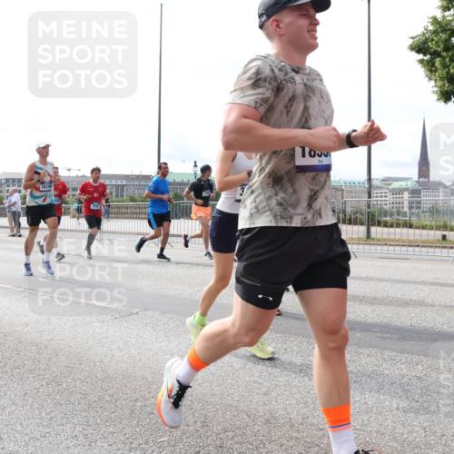 29.06.2025 - hella hamburg halbmarathon Lena Gebhardt http://msf.ph/oto/8422778 29.06.2025 10:18:49 Lombardsbrücke 12347, 16196, 1234, 1349, 1521, 1820, 2096, 2703, 2781, 2802, 2821, 3026, 3105, 3118, 3202, 3529, 3591, 3592, 3631, 4123, 4383, 4718, 4802, 4845, 5049, 5264, 5266, 5323, 5834, 5909, 5910, 6194, 6249, 6332, 6413, 6533, 6736, 7051, 7121, 7160, 7214, 7252, 7454, 8341, 8665, 8780, 9222, 9270, 9272, 9276, 9505, 9549, 9586, 9658, 9748, 9756, 9757, 10037, 10172, 10467, 10502, 10659, 10687, 10816, 12541, 12548, 12552, 12703, 13341 meine-sportfotos.de