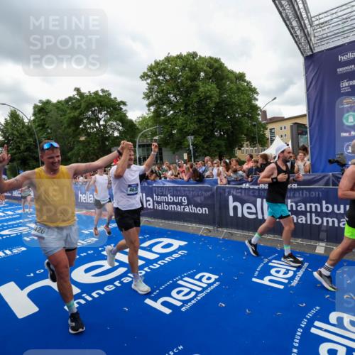 29.06.2025 - hella hamburg halbmarathon Zöllner http://msf.ph/oto/8422784 29.06.2025 10:54:31 Ziel 1442, 3426, 3794, 4635, 4868, 6511, 7129, 8772, 8798, 11009, 11797, 11799, 12321, 12362, 12607, 15146, 16327, 19067 meine-sportfotos.de