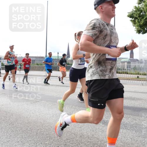 29.06.2025 - hella hamburg halbmarathon Lena Gebhardt http://msf.ph/oto/8422791 29.06.2025 10:18:49 Lombardsbrücke 12347, 1619, 3529, 1234, 1349, 1521, 1820, 2096, 2703, 2781, 2802, 2821, 3026, 3105, 3118, 3202, 3529, 3591, 3592, 3631, 4123, 4383, 4718, 4802, 4845, 5049, 5264, 5266, 5323, 5834, 5909, 5910, 6194, 6249, 6332, 6413, 6533, 6736, 7051, 7121, 7160, 7214, 7252, 7454, 8341, 8665, 8780, 9222, 9270, 9272, 9276, 9505, 9549, 9586, 9658, 9748, 9756, 9757, 10037, 10172, 10467, 10502, 10659, 10687, 10816, 12541, 12548, 12552, 12703, 13341 meine-sportfotos.de