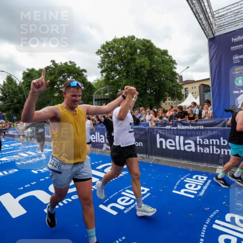 29.06.2025 - hella hamburg halbmarathon Zöllner http://msf.ph/oto/8422794 29.06.2025 10:54:32 Ziel 2474, 3426, 3794, 4635, 4868, 7129, 8798, 11009, 11797, 11799, 12321, 12362, 12607, 15146, 16327, 19067 meine-sportfotos.de