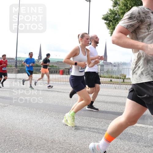 29.06.2025 - hella hamburg halbmarathon Lena Gebhardt http://msf.ph/oto/8422801 29.06.2025 10:18:50 Lombardsbrücke 6196, 3925, 333, 1234, 1349, 1521, 1718, 1820, 2096, 2703, 2781, 2802, 2821, 3026, 3105, 3118, 3202, 3529, 3591, 3592, 3631, 4123, 4383, 4718, 4802, 4845, 5049, 5264, 5266, 5323, 5834, 5909, 5910, 6194, 6249, 6332, 6413, 6533, 6736, 7051, 7121, 7160, 7214, 7252, 7454, 8341, 8665, 8780, 9222, 9270, 9272, 9276, 9505, 9549, 9586, 9658, 9748, 9756, 9757, 10037, 10172, 10467, 10502, 10659, 10687, 10816, 12541, 12548, 12552, 12703, 13341 meine-sportfotos.de