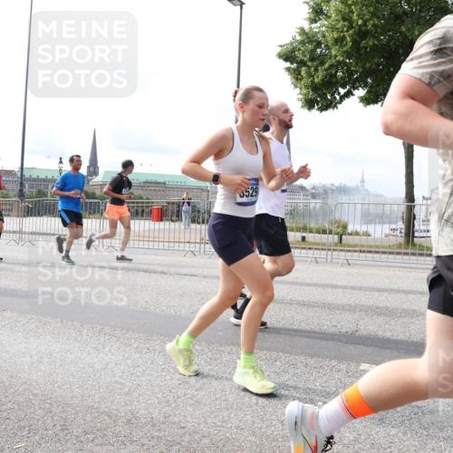 29.06.2025 - hella hamburg halbmarathon Lena Gebhardt http://msf.ph/oto/8422812 29.06.2025 10:18:50 Lombardsbrücke 16196, 5529, 1234, 1349, 1521, 1718, 1820, 2096, 2703, 2781, 2802, 2821, 3026, 3105, 3118, 3202, 3529, 3591, 3592, 3631, 4123, 4383, 4718, 4802, 4845, 5049, 5264, 5266, 5323, 5834, 5909, 5910, 6194, 6249, 6332, 6413, 6533, 6736, 7051, 7121, 7160, 7214, 7252, 7454, 8341, 8665, 8780, 9222, 9270, 9272, 9276, 9505, 9549, 9586, 9658, 9748, 9756, 9757, 10037, 10172, 10467, 10502, 10659, 10687, 10816, 12541, 12548, 12552, 12703, 13341 meine-sportfotos.de