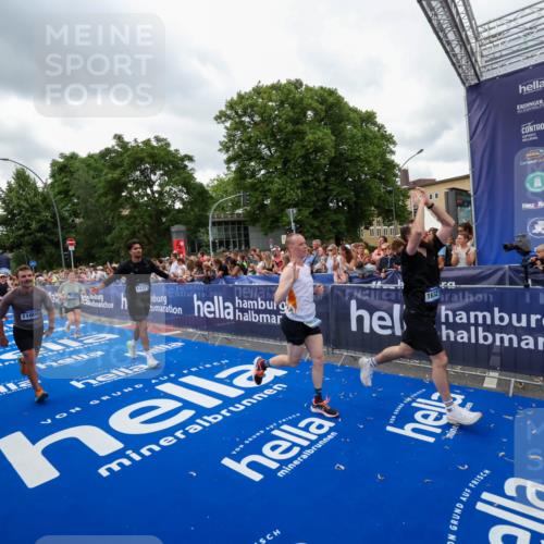 29.06.2025 - hella hamburg halbmarathon Zöllner http://msf.ph/oto/8422819 29.06.2025 10:54:32 Ziel 2474, 3426, 3794, 4635, 4868, 7129, 8798, 11009, 11797, 11799, 12321, 12362, 12607, 15146, 16327, 19067 meine-sportfotos.de