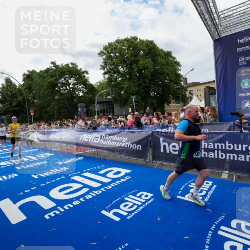 29.06.2025 - hella hamburg halbmarathon Zöllner http://msf.ph/oto/8422821 29.06.2025 10:32:45 Ziel 1990, 7965, 8062, 12987, 13961, 14028, 15054, 16619, 17117, 17151 meine-sportfotos.de