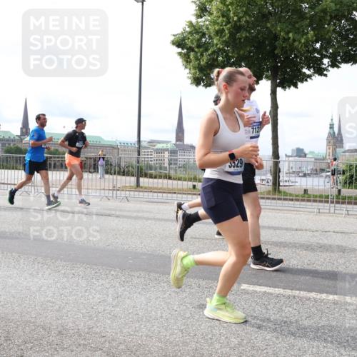 29.06.2025 - hella hamburg halbmarathon Lena Gebhardt http://msf.ph/oto/8422828 29.06.2025 10:18:50 Lombardsbrücke 16196, 3529, 7121, 1234, 1349, 1521, 1718, 1820, 2096, 2703, 2781, 2802, 2821, 3026, 3105, 3118, 3202, 3529, 3591, 3592, 3631, 4123, 4383, 4718, 4802, 4845, 5049, 5264, 5266, 5323, 5834, 5909, 5910, 6194, 6249, 6332, 6413, 6533, 6736, 7051, 7121, 7160, 7214, 7252, 7454, 8341, 8665, 8780, 9222, 9270, 9272, 9276, 9505, 9549, 9586, 9658, 9748, 9756, 9757, 10037, 10172, 10467, 10502, 10659, 10687, 10816, 12541, 12548, 12552, 12703, 13341 meine-sportfotos.de
