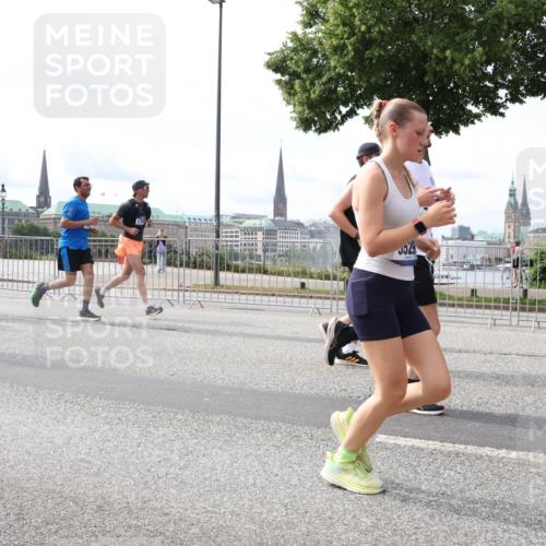 29.06.2025 - hella hamburg halbmarathon Lena Gebhardt http://msf.ph/oto/8422845 29.06.2025 10:18:50 Lombardsbrücke 16196, 3591, 529, 1234, 1349, 1521, 1718, 1820, 2096, 2703, 2781, 2802, 2821, 3026, 3105, 3118, 3202, 3529, 3591, 3592, 3631, 4123, 4383, 4718, 4802, 4845, 5049, 5264, 5266, 5323, 5834, 5909, 5910, 6194, 6249, 6332, 6413, 6533, 6736, 7051, 7121, 7160, 7214, 7252, 7454, 8341, 8665, 8780, 9222, 9270, 9272, 9276, 9505, 9549, 9586, 9658, 9748, 9756, 9757, 10037, 10172, 10467, 10502, 10659, 10687, 10816, 12541, 12548, 12552, 12703, 13341 meine-sportfotos.de