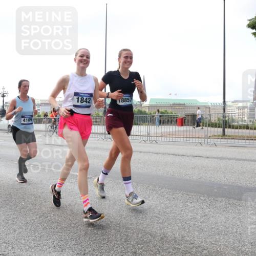 29.06.2025 - hella hamburg halbmarathon Lena Gebhardt http://msf.ph/oto/8422853 29.06.2025 10:06:04 Lombardsbrücke 30, 7741, 4169, 1842, 18857, 1229, 1245, 1448, 1830, 1842, 2471, 2540, 3062, 3461, 3929, 4169, 4542, 4868, 5431, 5762, 6014, 6314, 7138, 7741, 8051, 8316, 8894, 8909, 9339, 9361, 9477, 9917, 10781, 10791, 10998, 11958, 13042, 13054, 13481, 13863, 14369, 14987, 15113, 15145, 15229, 15462, 15537, 15766, 15772, 16441, 16687, 17239, 17731, 17740, 17746, 17885, 18768, 18857, 18966, 18973, 19248 meine-sportfotos.de