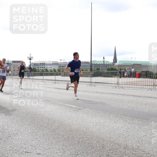 29.06.2025 - hella hamburg halbmarathon Lena Gebhardt http://msf.ph/oto/8422854 29.06.2025 10:28:03 Lombardsbrücke 13860, 7497, 15607, 13678, 1148, 2080, 3389, 3445, 5177, 5369, 5604, 5847, 6214, 6632, 7497, 7667, 7764, 7978, 8085, 8215, 8327, 9567, 9653, 9654, 9688, 10412, 10413, 11692, 11739, 12780, 12823, 12842, 13043, 13045, 13296, 13568, 13678, 13860, 14017, 14155, 14206, 15123, 15607, 15608, 16569, 16804, 16838, 17427, 18012, 18256, 18301, 18626 meine-sportfotos.de