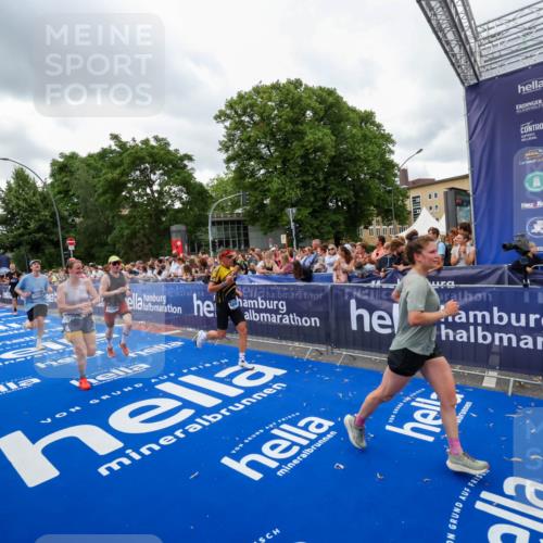 29.06.2025 - hella hamburg halbmarathon Zöllner http://msf.ph/oto/8422866 29.06.2025 10:54:35 Ziel 2474, 3794, 4868, 5259, 7129, 8798, 10040, 10368, 10376, 11797, 11799, 12607, 15146 meine-sportfotos.de