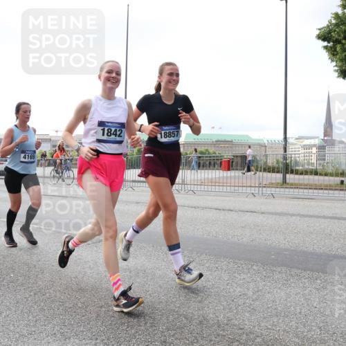 29.06.2025 - hella hamburg halbmarathon Lena Gebhardt http://msf.ph/oto/8422882 29.06.2025 10:06:04 Lombardsbrücke 4169, 1842, 18857, 1229, 1245, 1448, 1830, 1842, 2471, 2540, 3062, 3461, 3929, 4169, 4542, 4868, 5431, 5762, 6014, 6314, 7138, 7741, 8051, 8316, 8894, 8909, 9339, 9361, 9477, 9917, 10781, 10791, 10998, 11958, 13042, 13054, 13481, 13863, 14369, 14987, 15113, 15145, 15229, 15462, 15537, 15766, 15772, 16441, 16687, 17239, 17731, 17740, 17746, 17885, 18768, 18857, 18966, 18973, 19248 meine-sportfotos.de