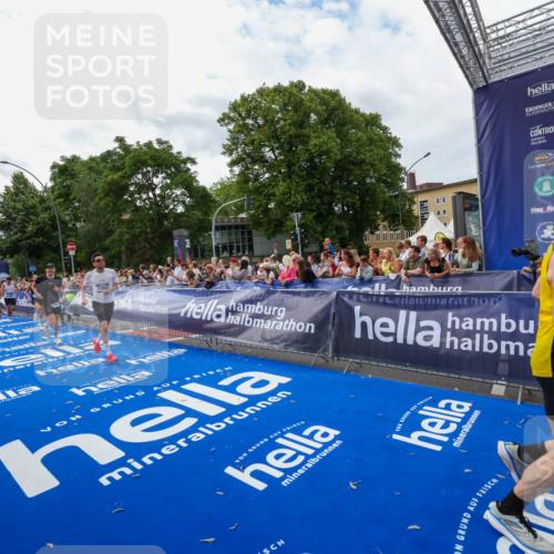 29.06.2025 - hella hamburg halbmarathon Zöllner http://msf.ph/oto/8422899 29.06.2025 10:32:47 Ziel 1990, 7965, 8062, 12987, 13961, 14028, 15054, 17117, 17151 meine-sportfotos.de