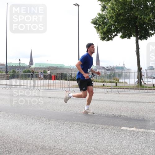 29.06.2025 - hella hamburg halbmarathon Lena Gebhardt http://msf.ph/oto/8422908 29.06.2025 10:28:04 Lombardsbrücke 8215, 1148, 2080, 3389, 3445, 5177, 5369, 5604, 5847, 6214, 6632, 7497, 7667, 7764, 7978, 8085, 8215, 8327, 9567, 9653, 9654, 9688, 10412, 10413, 11692, 11739, 12780, 12823, 12842, 13043, 13045, 13296, 13568, 13678, 13860, 14017, 14155, 14206, 15123, 15607, 15608, 16569, 16804, 16838, 17427, 18256, 18301, 18626 meine-sportfotos.de